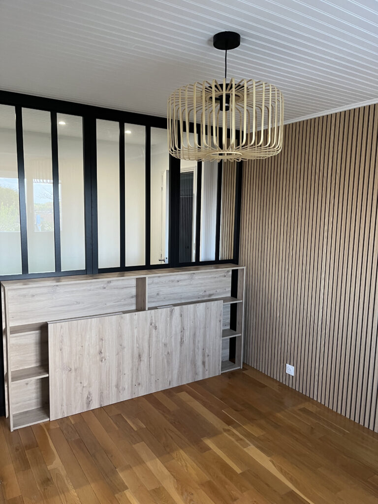 Chambre rénovée avec verrière et meuble intégré en bois clair