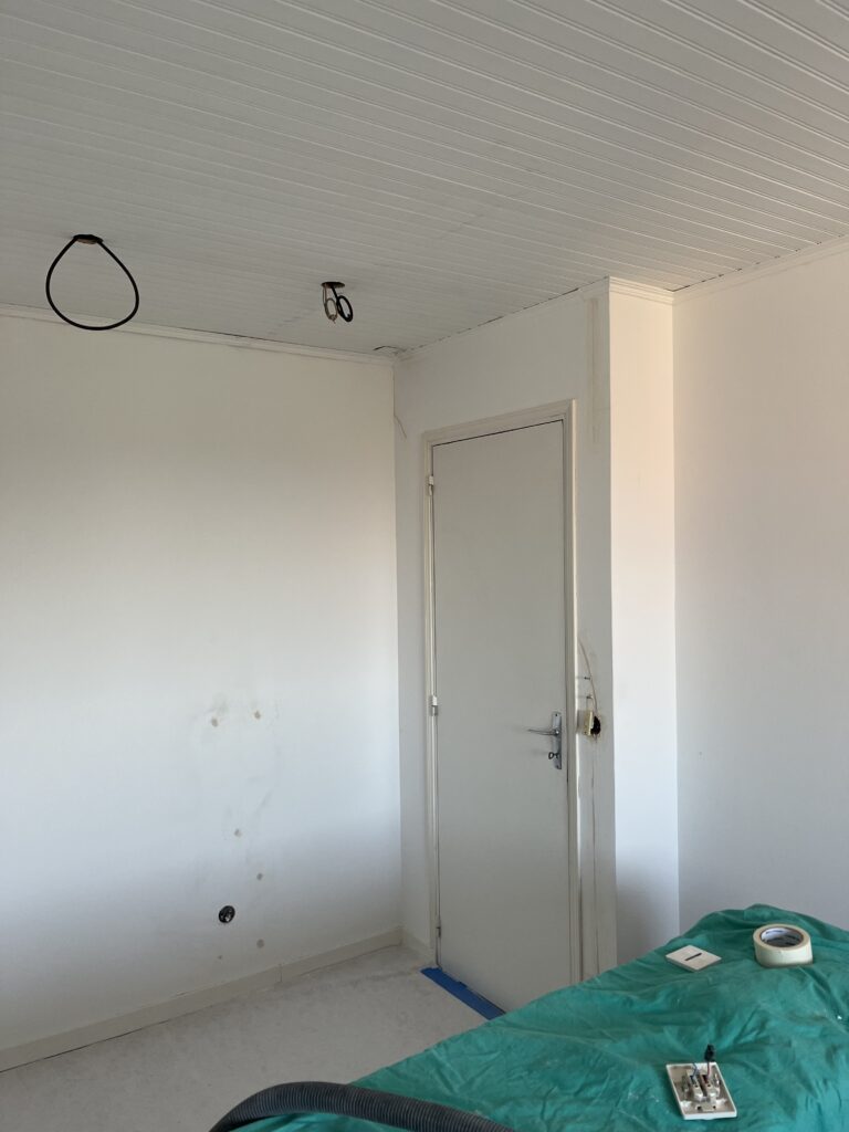 Chambre en travaux avec murs blancs en attente de finition