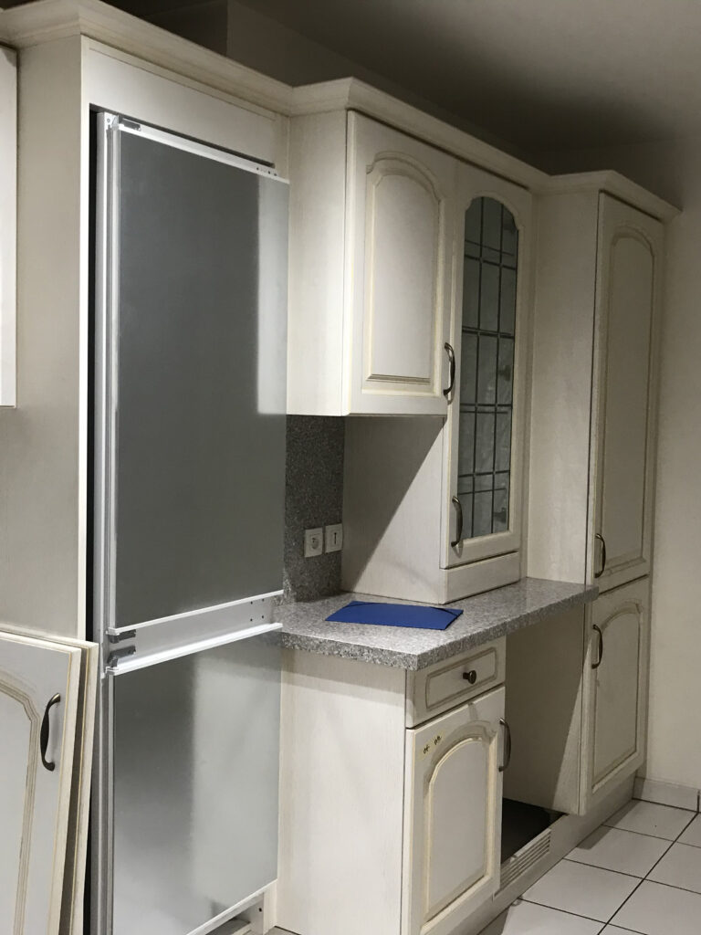 Cuisine ancienne avec meubles vitrés et frigo indépendant