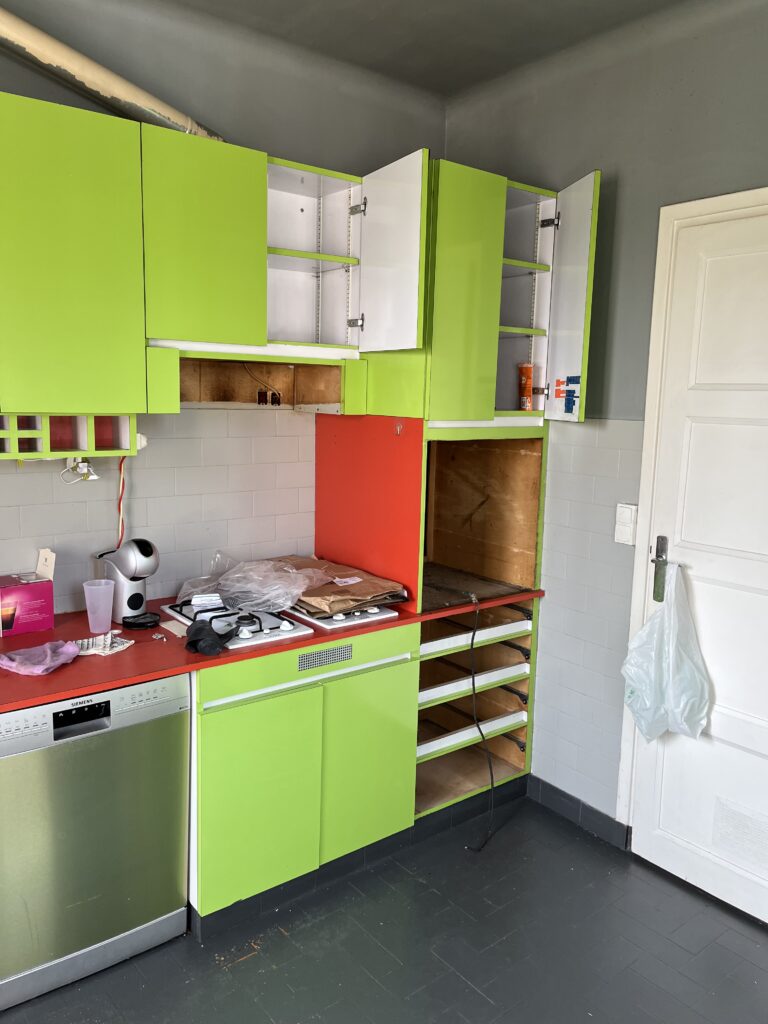 Meubles ouverts dans une cuisine à rénover avec crédence rouge