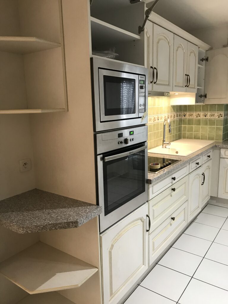 Détail des meubles hauts et du coin four avant rénovation