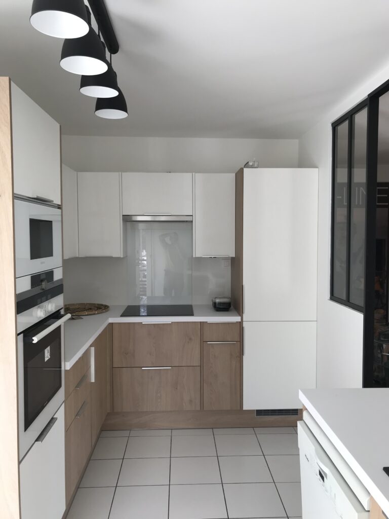 Mur de cuisson blanc épuré avec hotte intégrée