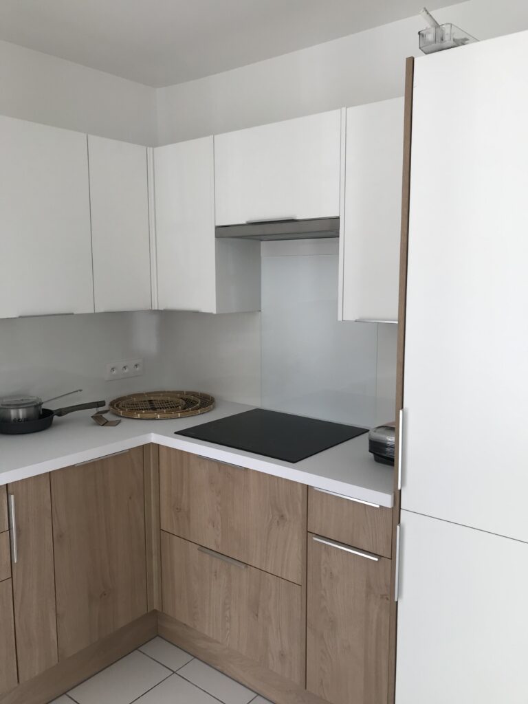 Cuisine moderne avec retour d’angle en bois