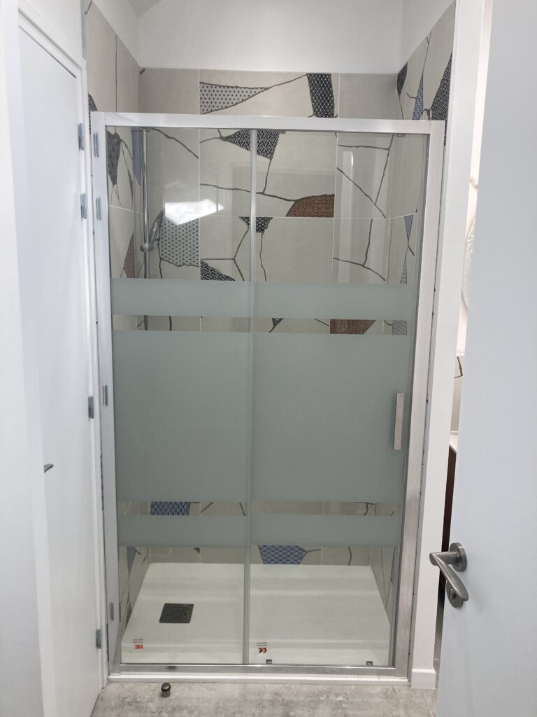 Douche avec paroi vitrée et receveur blanc, design moderne