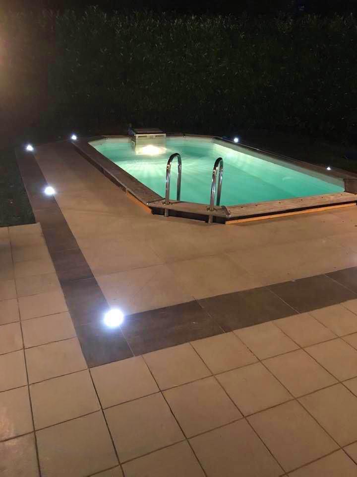 Piscine illuminée la nuit avec éclairage LED au sol