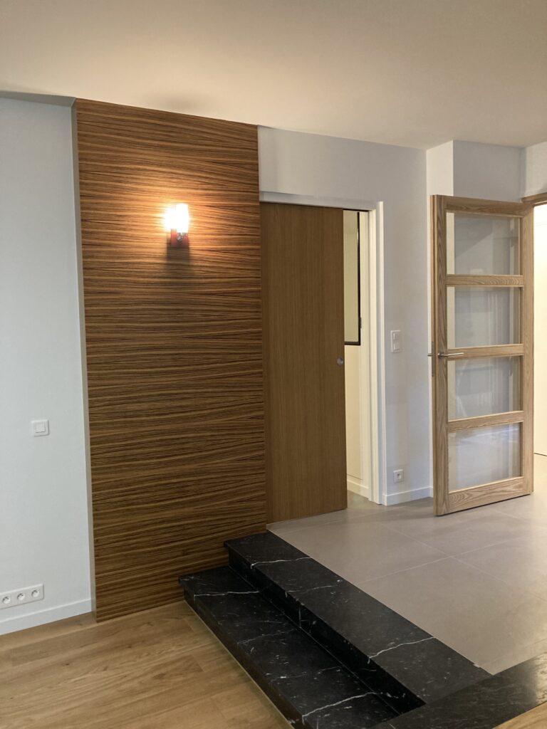 Entrée rénovée avec lumière LED et sol en pierre