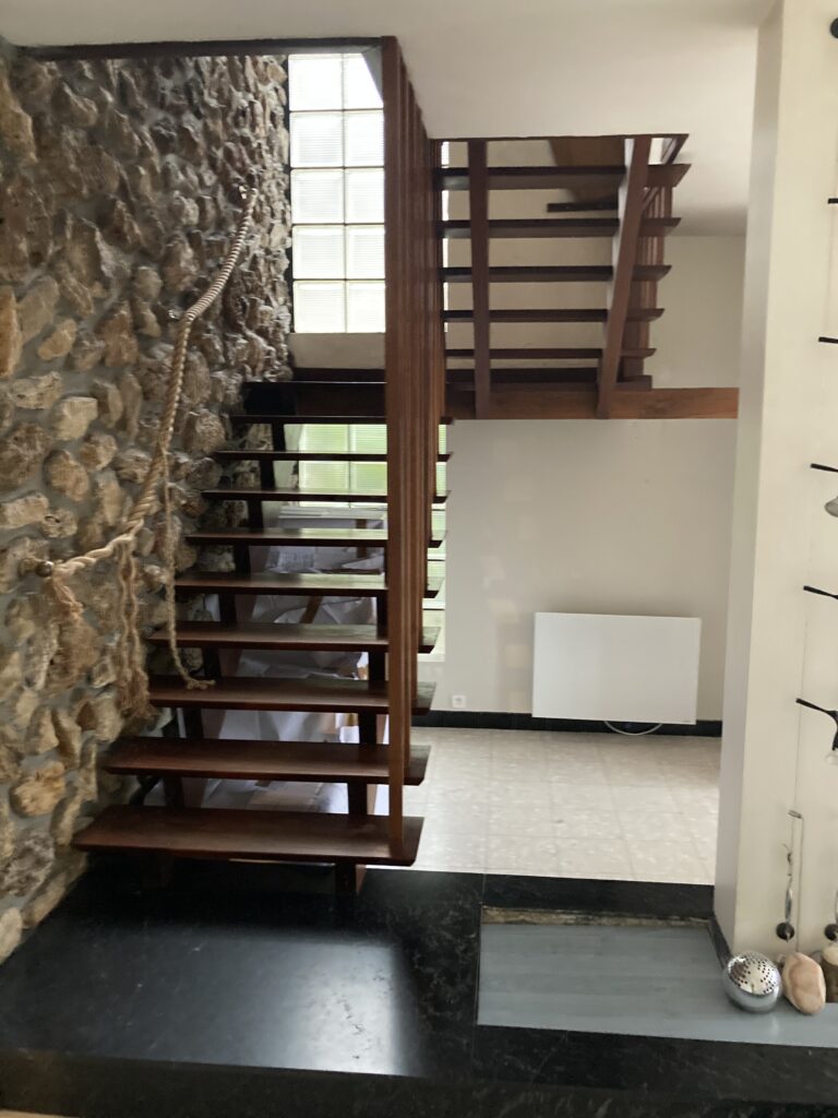 Escalier d’origine en pierre et marches en bois avant rénovation