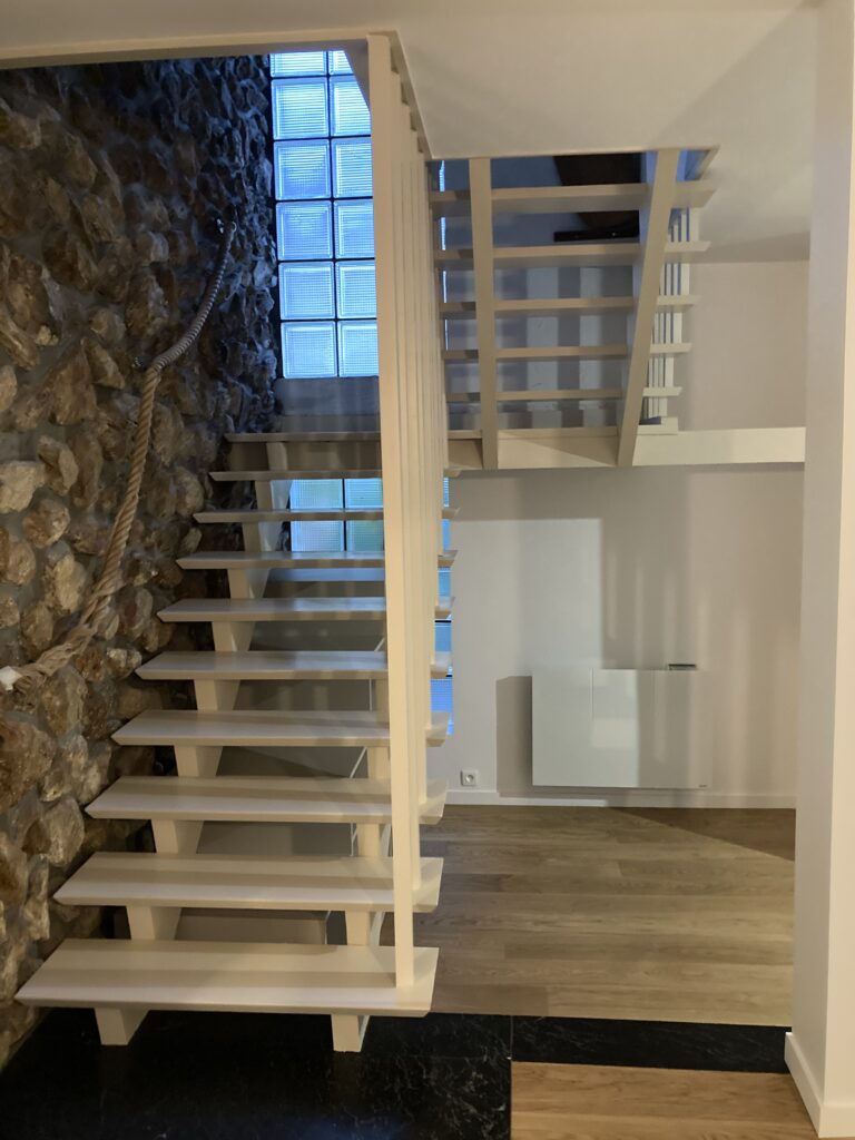 Escalier moderne rénové avec structure blanche et bois clair