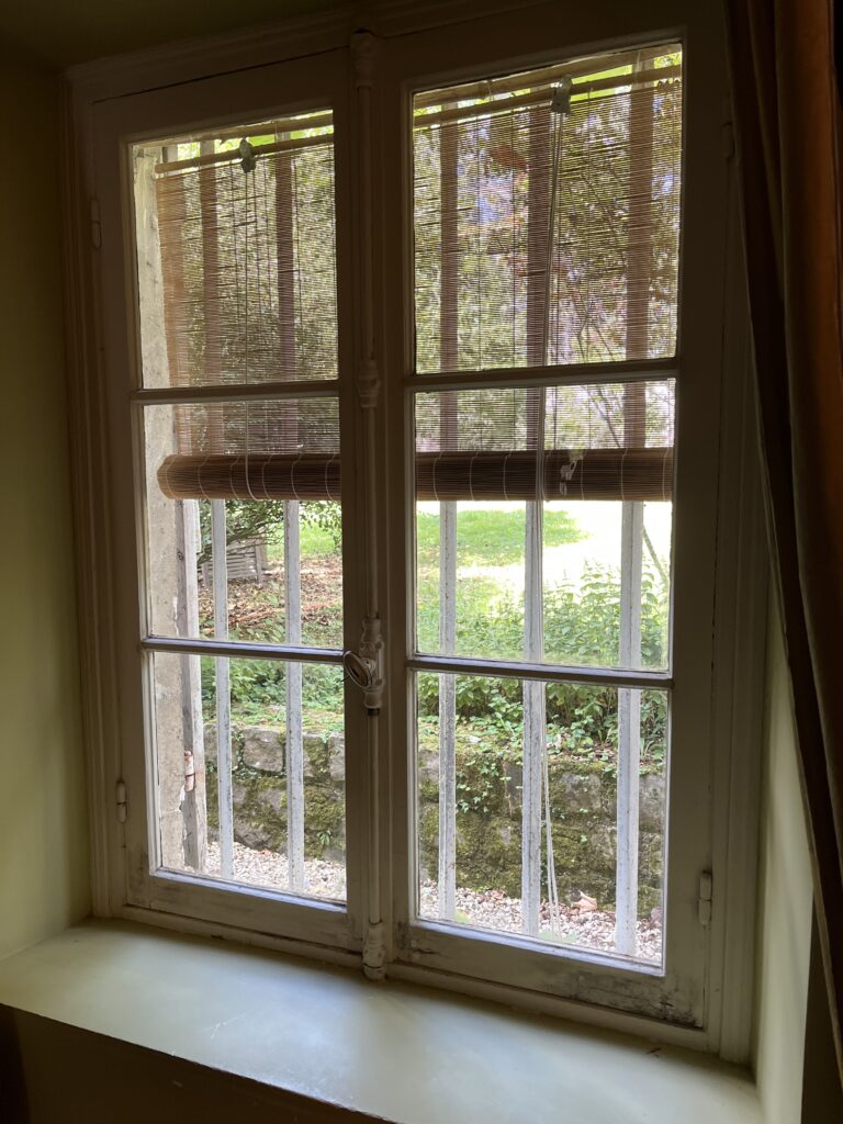 Fenêtre double vitrage avec vue sur jardin