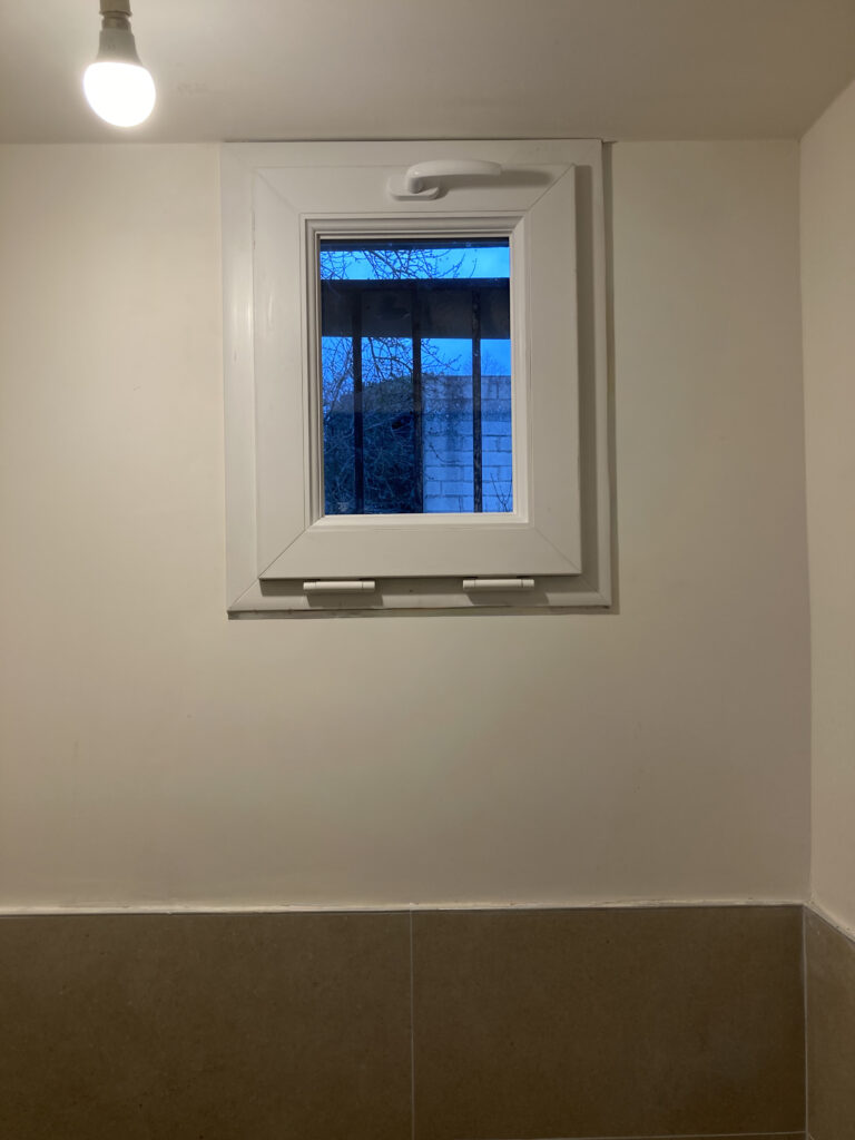 Nouvelle fenêtre PVC blanche dans pièce rénovée
