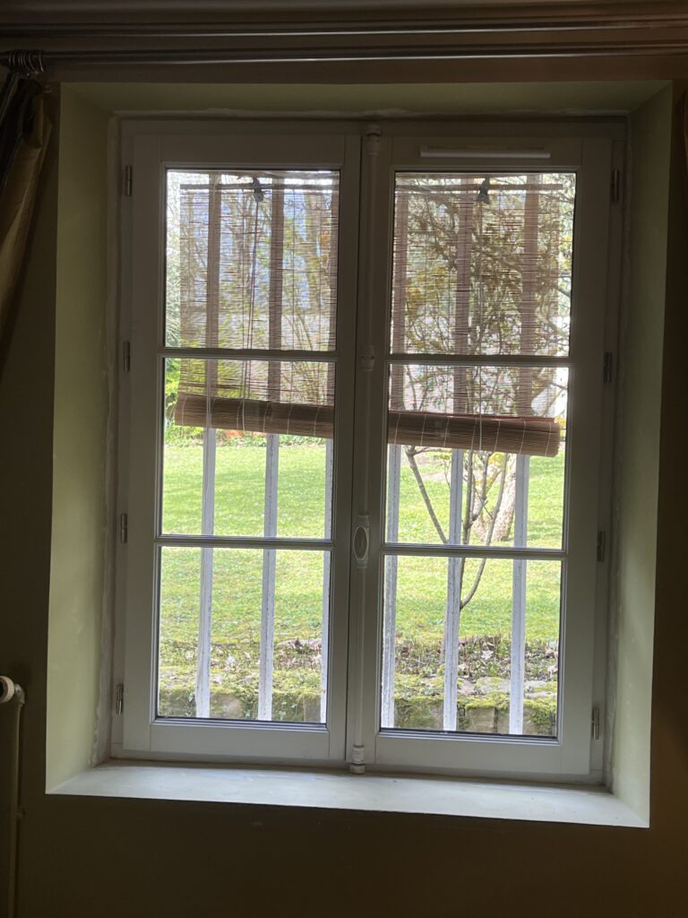 Fenêtre bois remplacée en intérieur avec vue dégagée