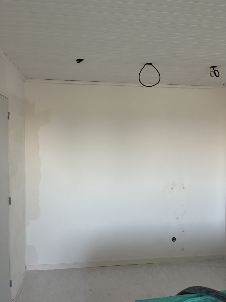 Murs enduits prêts à peindre dans une chambre rénovée
