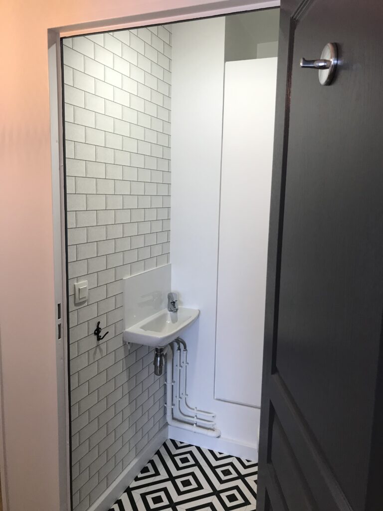 Lavabo rénové avec carrelage métro blanc