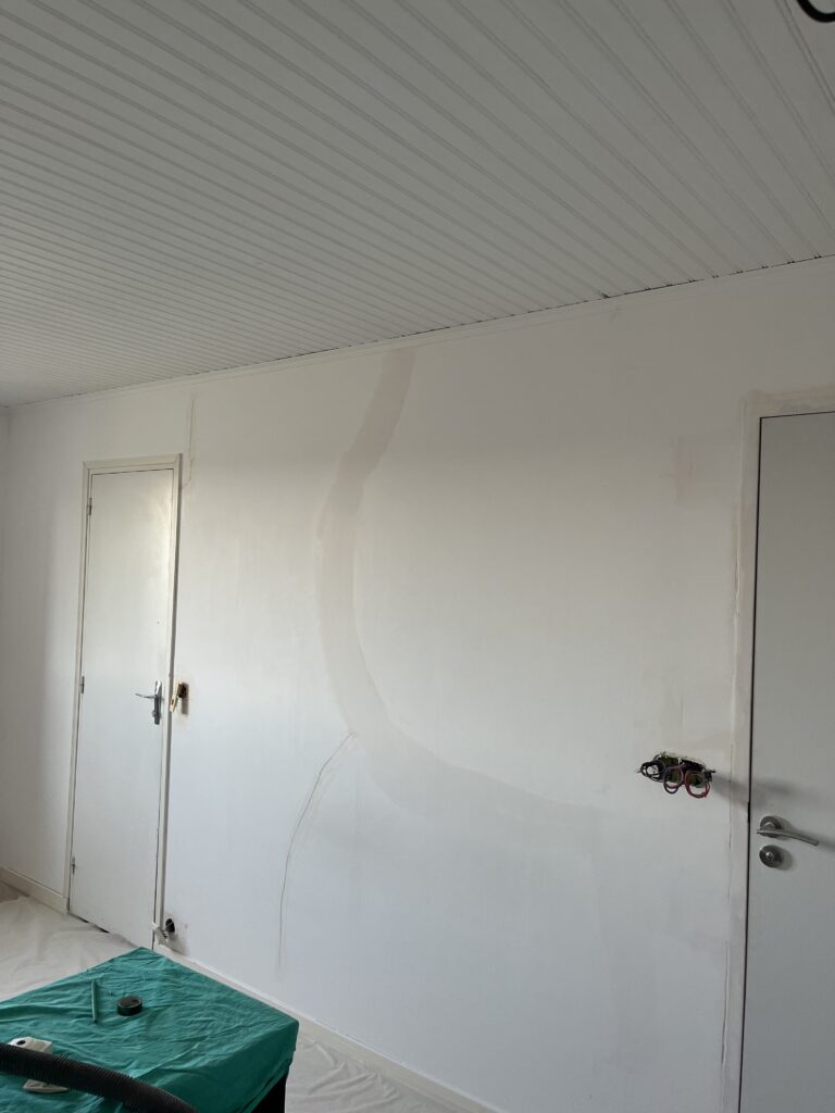 Mur en cours d’enduit pendant un chantier de rénovation intérieure