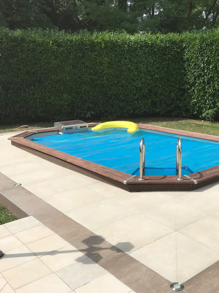 Piscine avec plage mixte bois et carrelage en fin de chantier