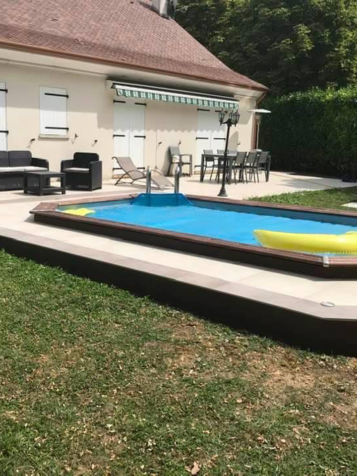 Piscine extérieure encastrée avec terrasse carrelée