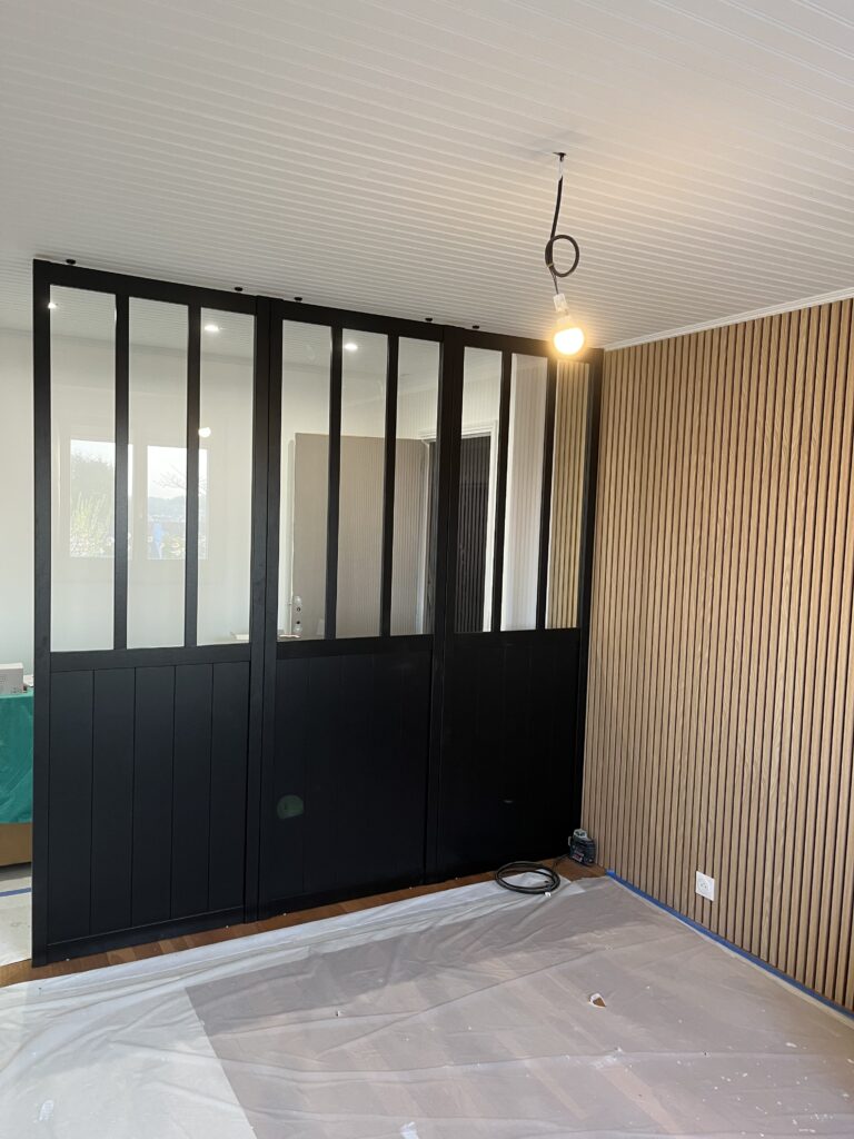 Pose d’une verrière noire dans une chambre moderne