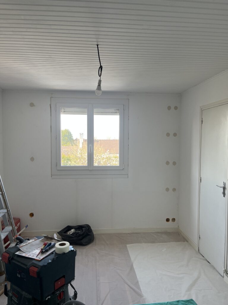 Préparation d’un chantier de rénovation intérieure dans une chambre