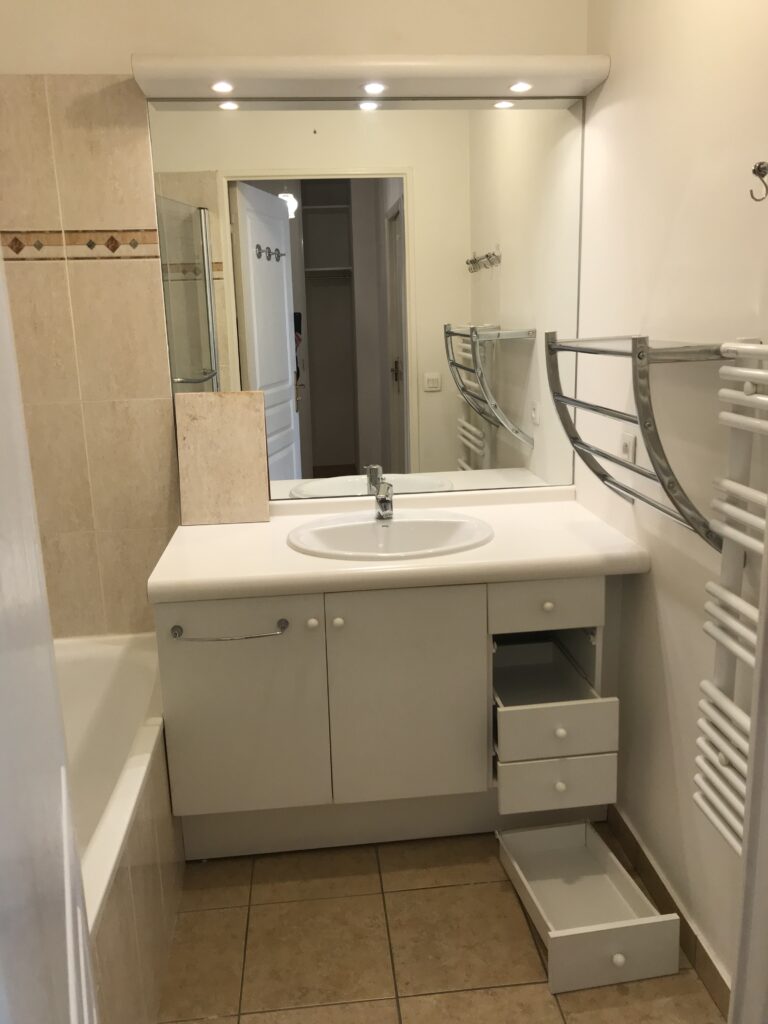 Salle de bain ancienne avec meuble double vasque à rénover