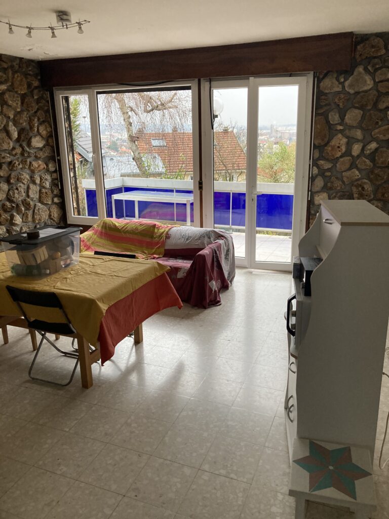 Ancienne salle à manger avec murs en pierre