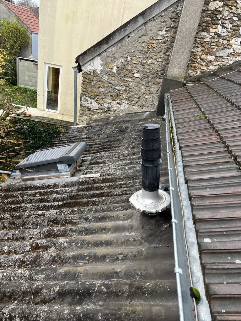 Vieille toiture en amiante avant remplacement