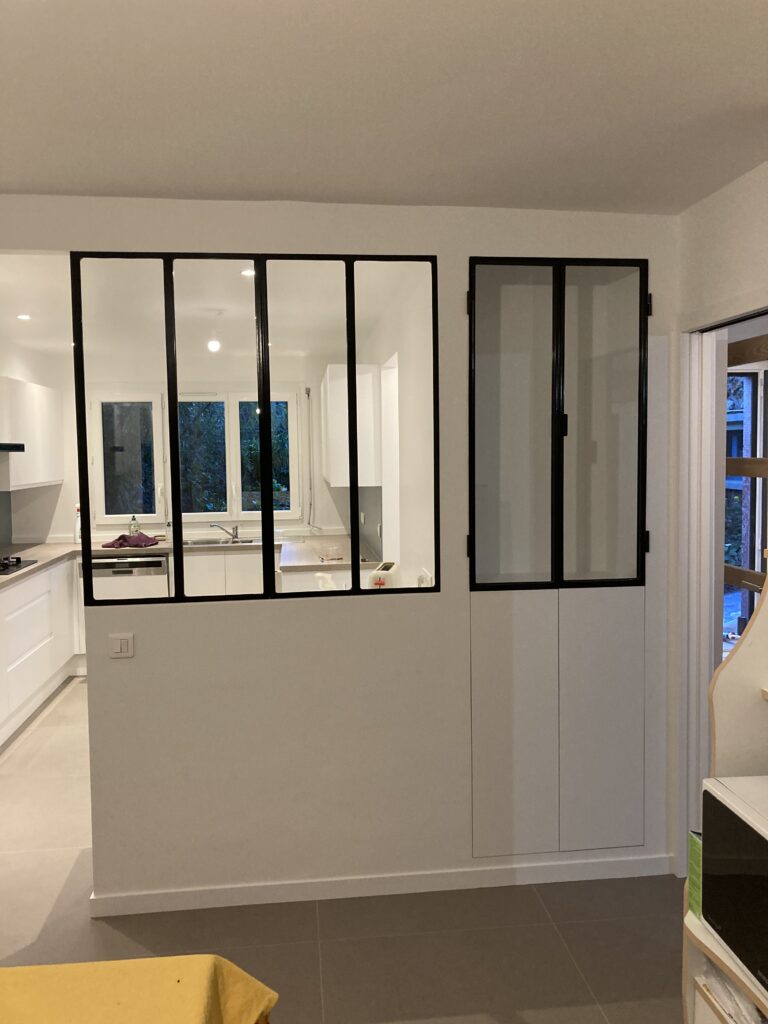 Verrière intérieure noire installée après rénovation